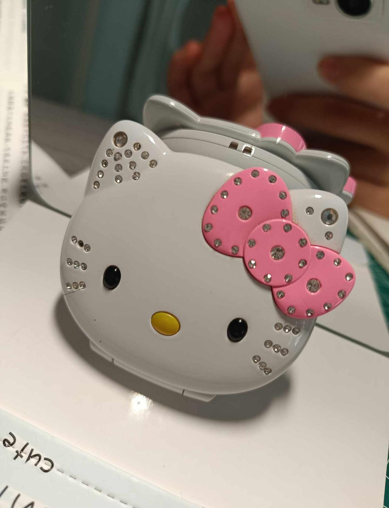 HelloKitty古早翻盖小手机
从家里翻出来的HelloKitty古早翻盖小