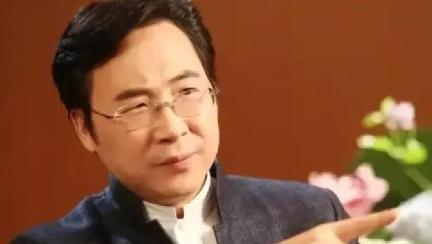 1989年，在上音的食堂里，钢琴系的一个漂亮女孩指着打扮寒酸的瘦弱男孩问打菜阿姨