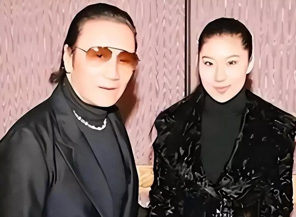 谢贤刚走不久，他的小女友Coco又开始搞事情了。她开启直播回应一些事，说和张柏芝