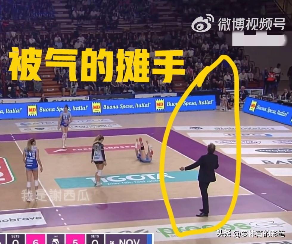 诺瓦拉教练被气地摊着手[捂脸]，半决赛第二场首局6:5时，朱婷一边高高跃起，一边