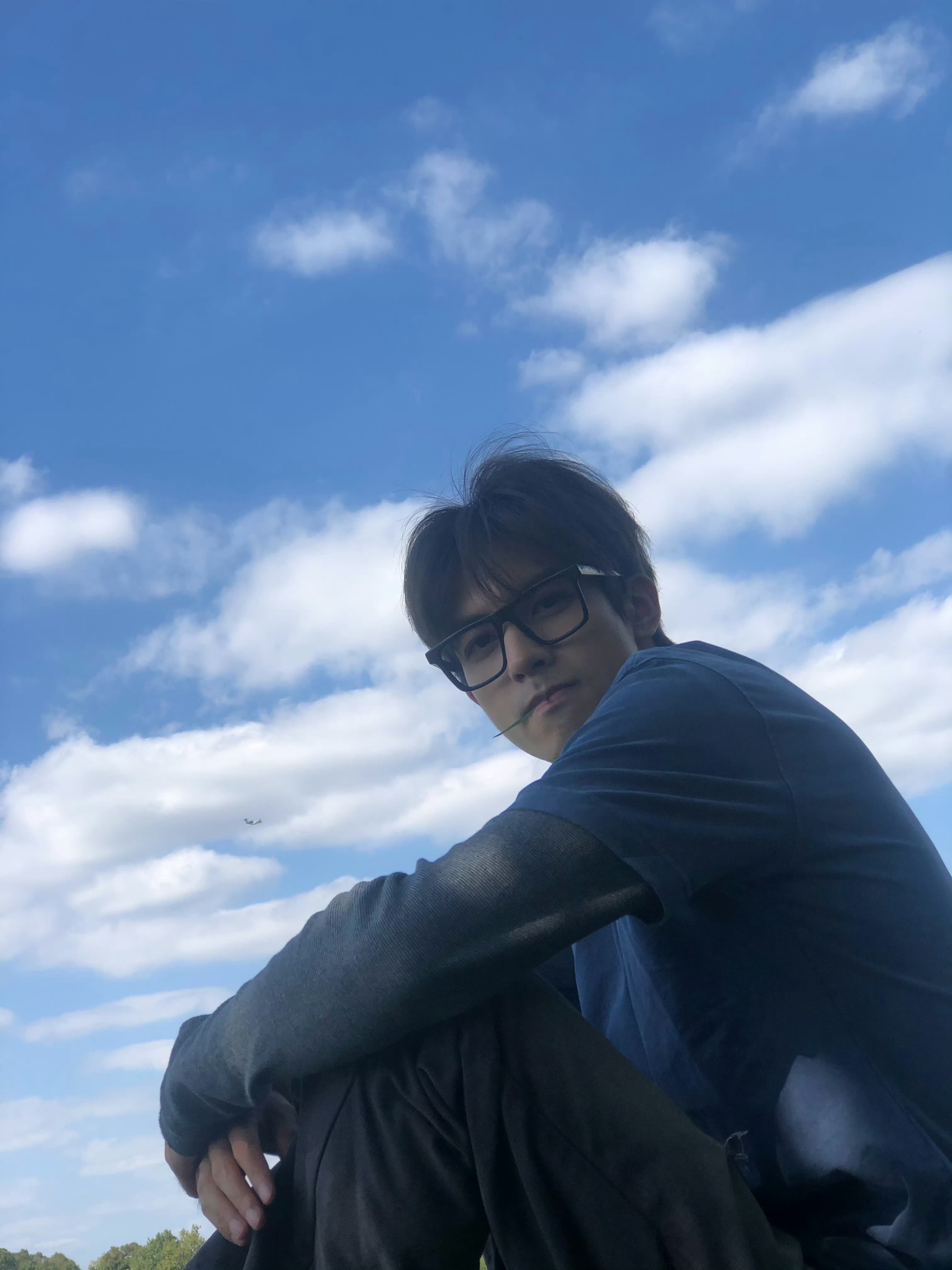 宋威龙冷帽潮男米兰城市背景搭配冷帽造型，简约穿搭高级耐看。少年感与酷感并存，这组