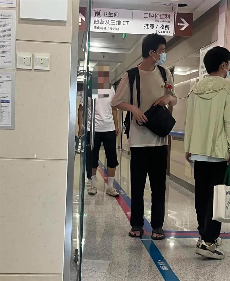7月9日下午，有网友在北京大学口腔医院总院门诊偶遇北京大学数学科学院研究员韦东奕