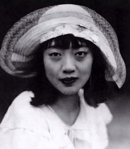 她最后是活活臭死的。大小便失禁，躺在自己的屎尿里，浑身烂疮，41岁的女人，瘦得像