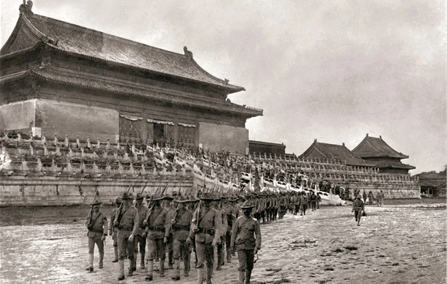 1911年，北京故宫里行进的美国军队。1900年八国联军占领北京城后...