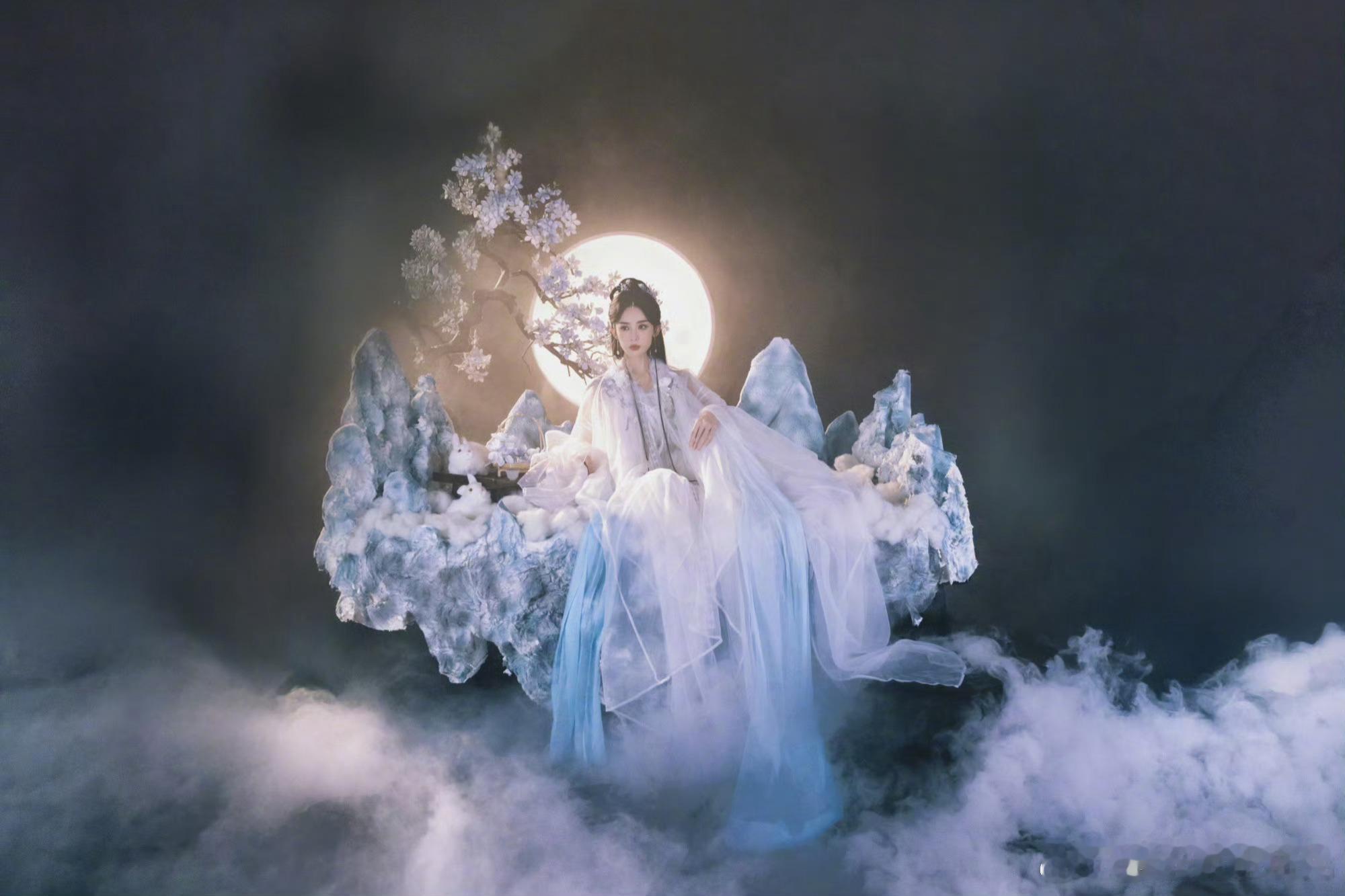 娜扎这张图拍的最好，真广寒宫主人即视感 ​​​