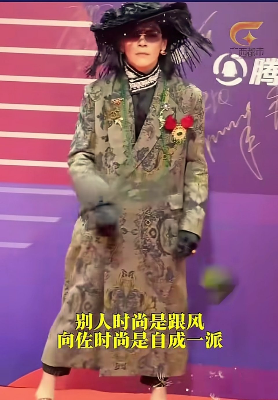 向太曝刘亦菲妈妈终身未再嫁整天说别人，有空回家管管傻儿子吧！感觉他快要变性了。