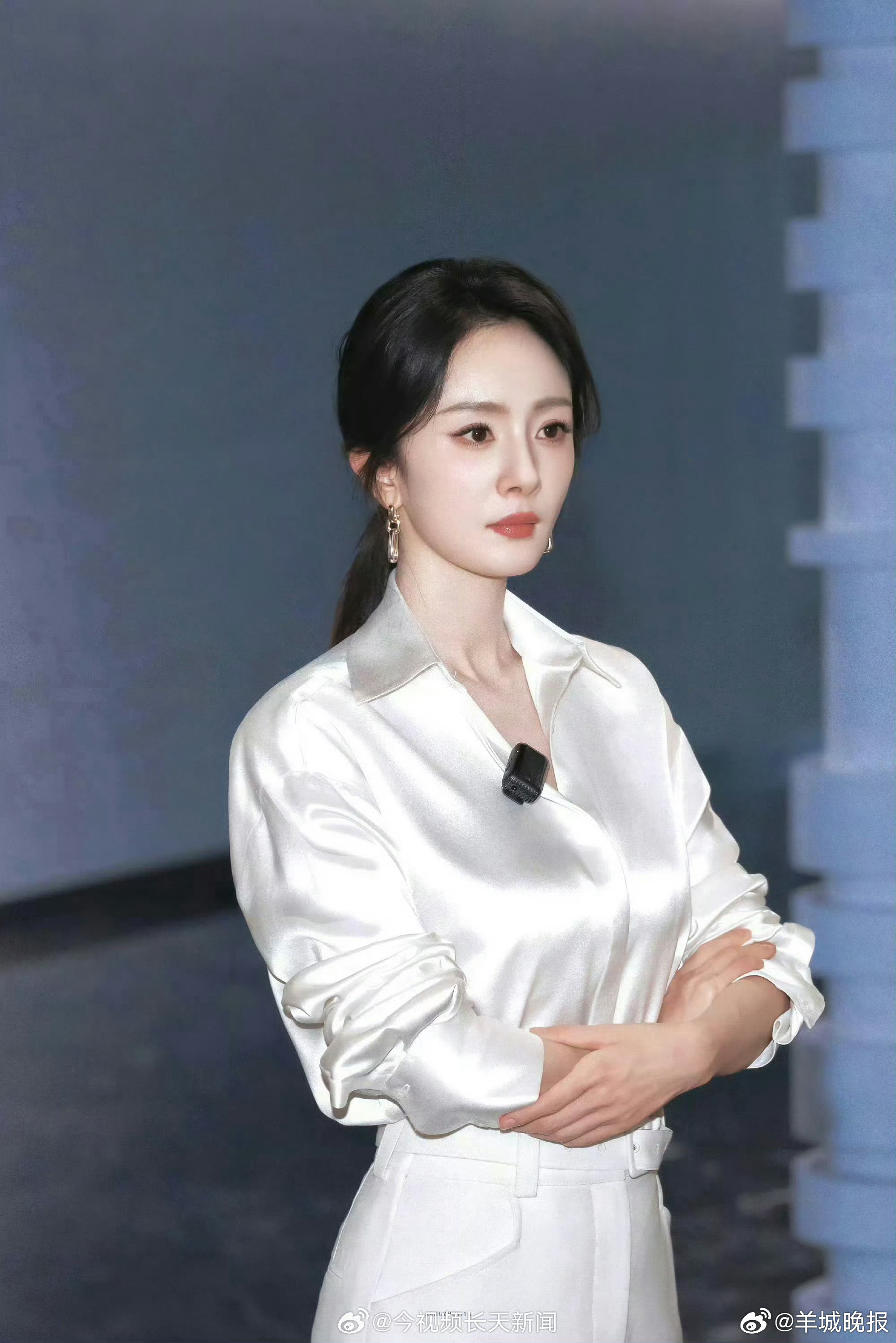 【盘点内娱女星白衬衣造型】简约干净的白衬衣，堪称内娱女星的造型百搭神器。没有繁复