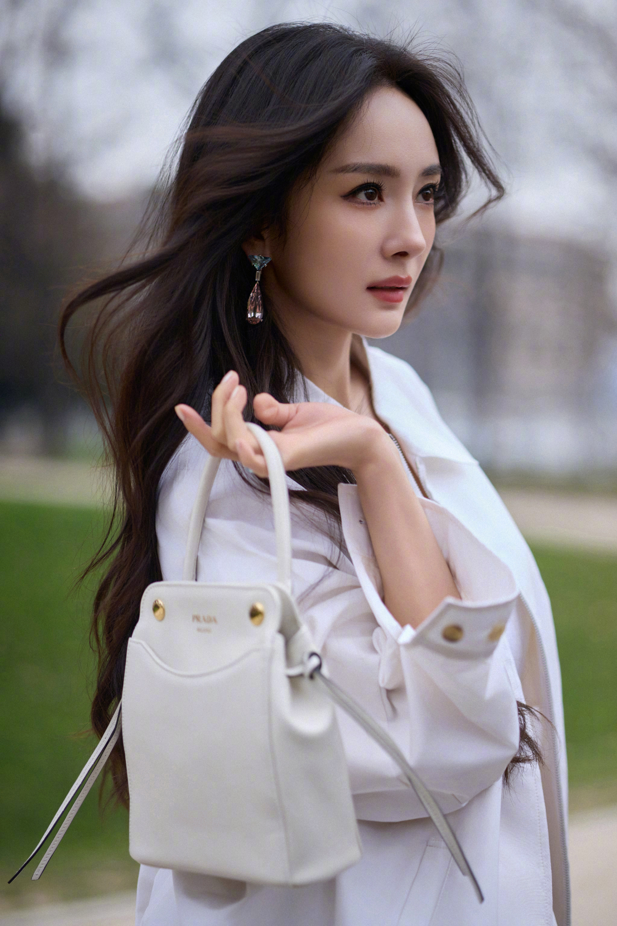 杨幂米兰allblack看秀杨幂prada看秀造型来了，超美 