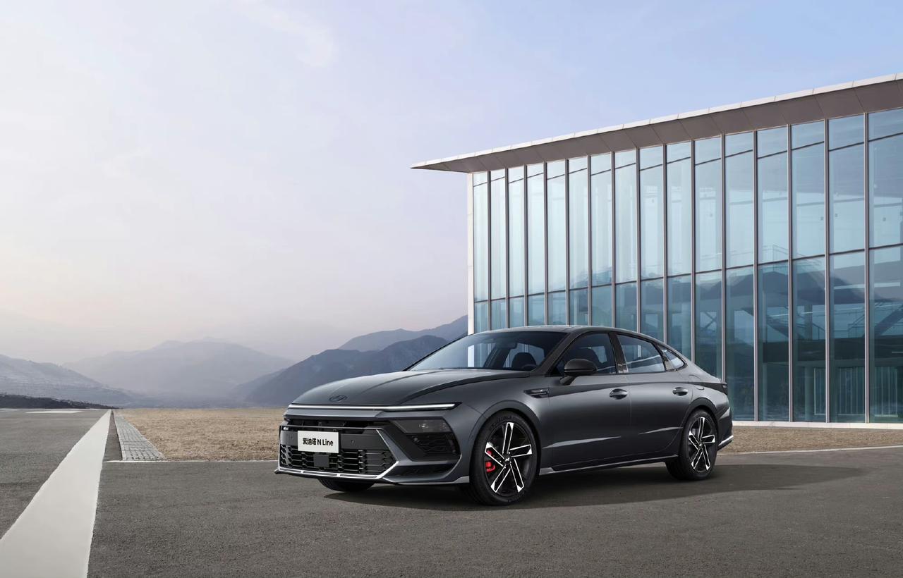 #索纳塔打响中级车反击战#
油比电强，电比油低，可见今年车市内卷激烈。全球化合资