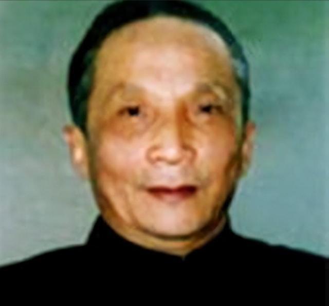 [微风]1956年，毛主席接见徐州地委书记时，忽然问他：“四”下面加个“南”是什