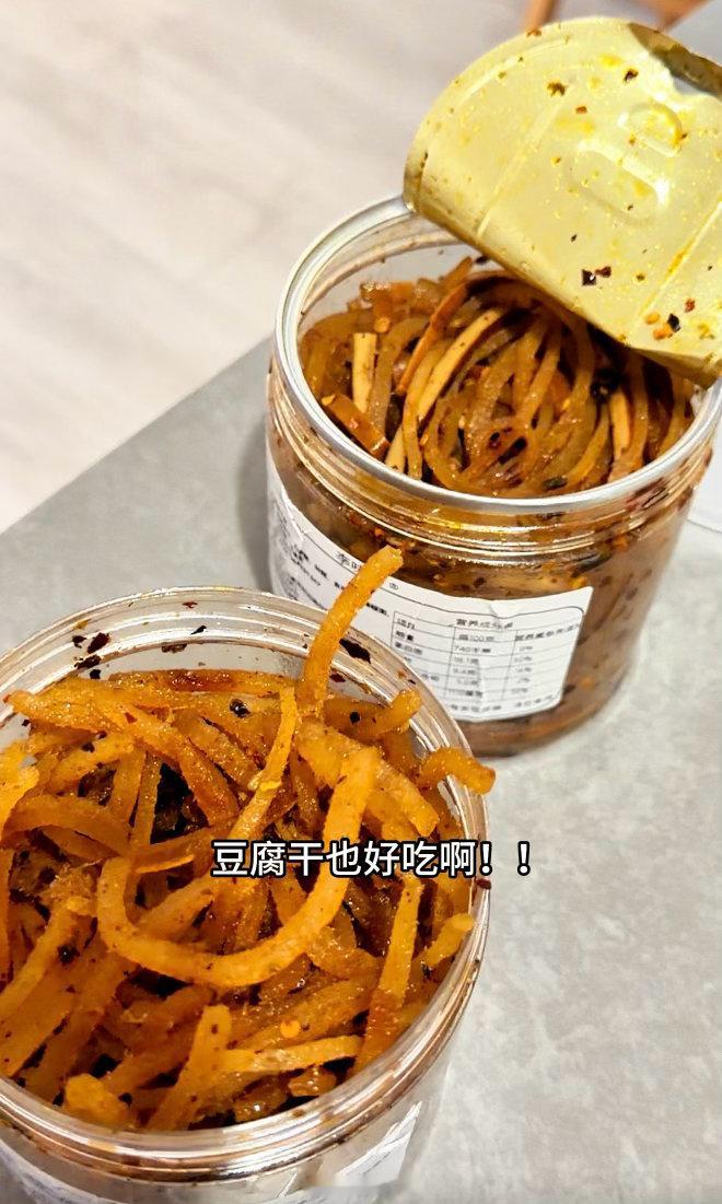 别说了这个菌子牛皮丝真的太火了！！！巨巨巨好吃啊我买了三罐前天晚上我姨妈他们来我