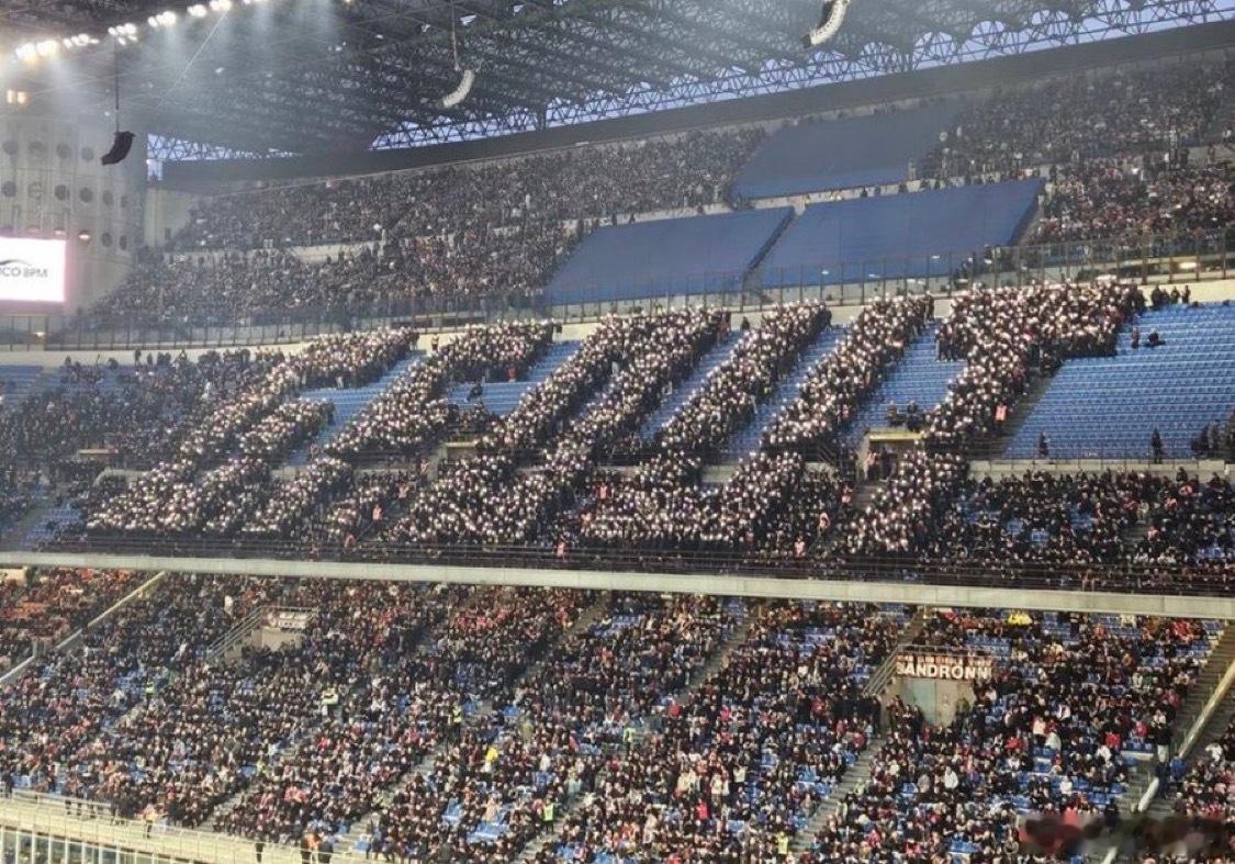 比赛中 南看台球迷的tifo 如下：富拉尼 滚蛋！ac米兰2比3亚特兰大意甲热点