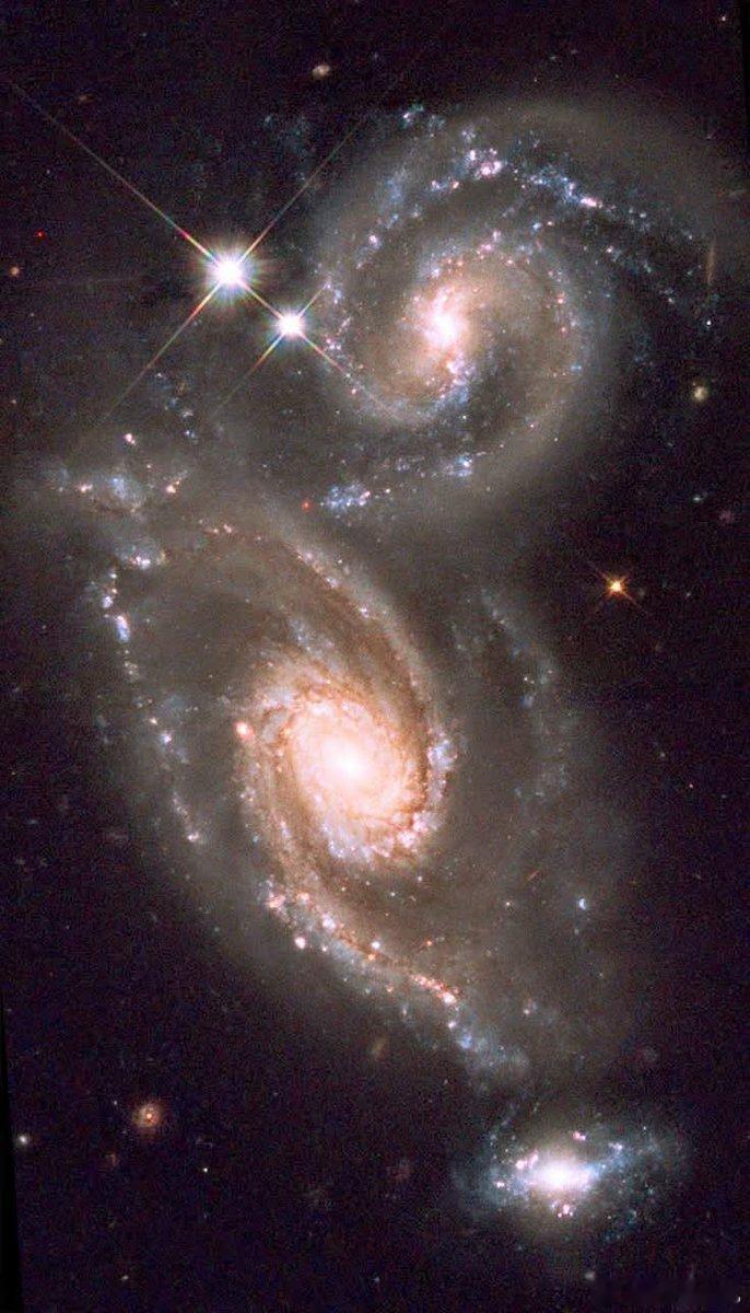 三个星系，一场惊艳的宇宙幻象！请尽情欣赏这幅令人叹为观止的哈勃太空望远镜肖像。一