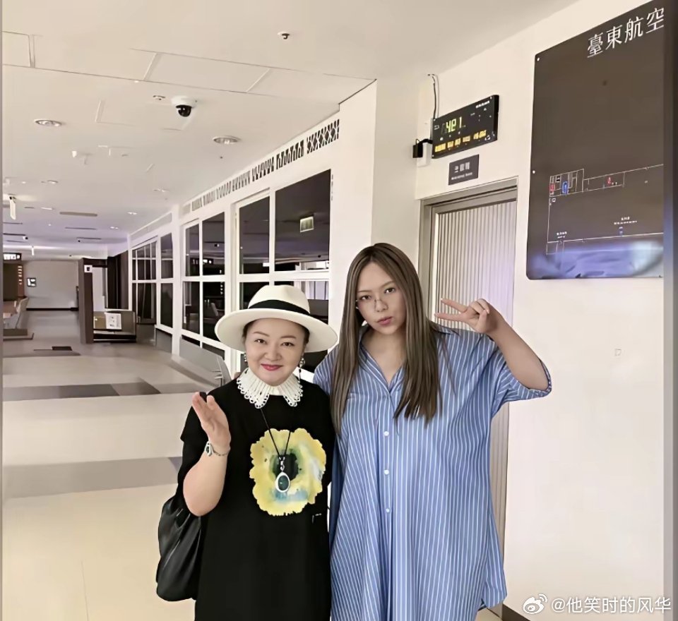 台湾省知名艺人白冰冰和天后张惠妹，在台北机场偶遇，俩人难得同框。年过七旬的白冰冰