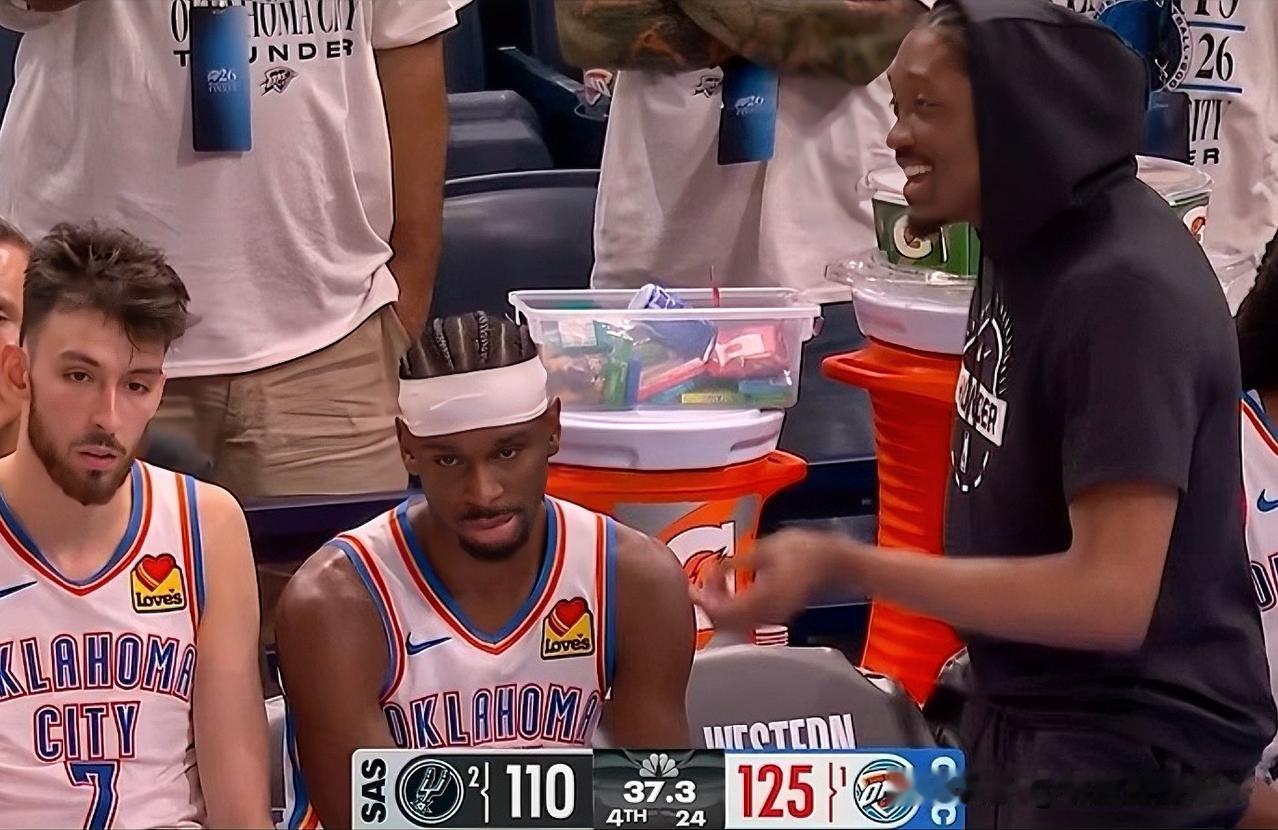 雷霆赢球众生相：杰伦嬉皮笑脸，亚历山大全程严肃！

NBA西决G5这场对决，雷霆