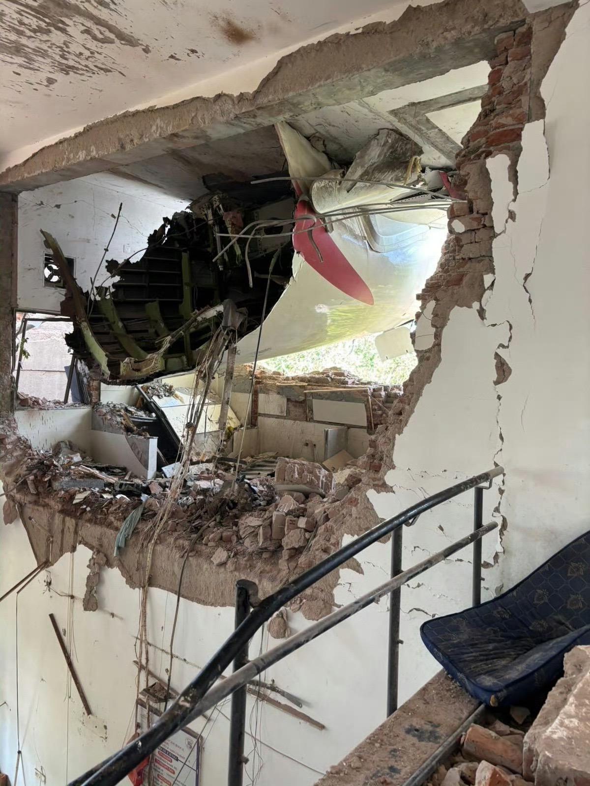 印度客机起飞后坠毁，坠毁的印度航空 AI171 航班数据中断时气压高度只有625