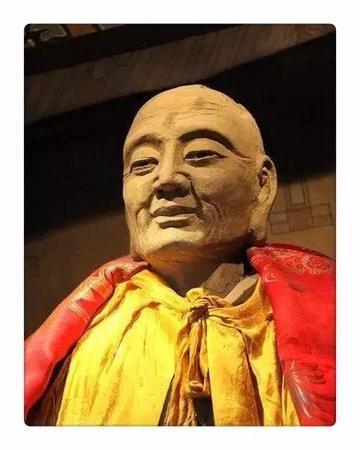 1996年，山西一位名叫李金锁的村民，在清扫佛像时，无意中将佛像上的泥皮碰掉了，
