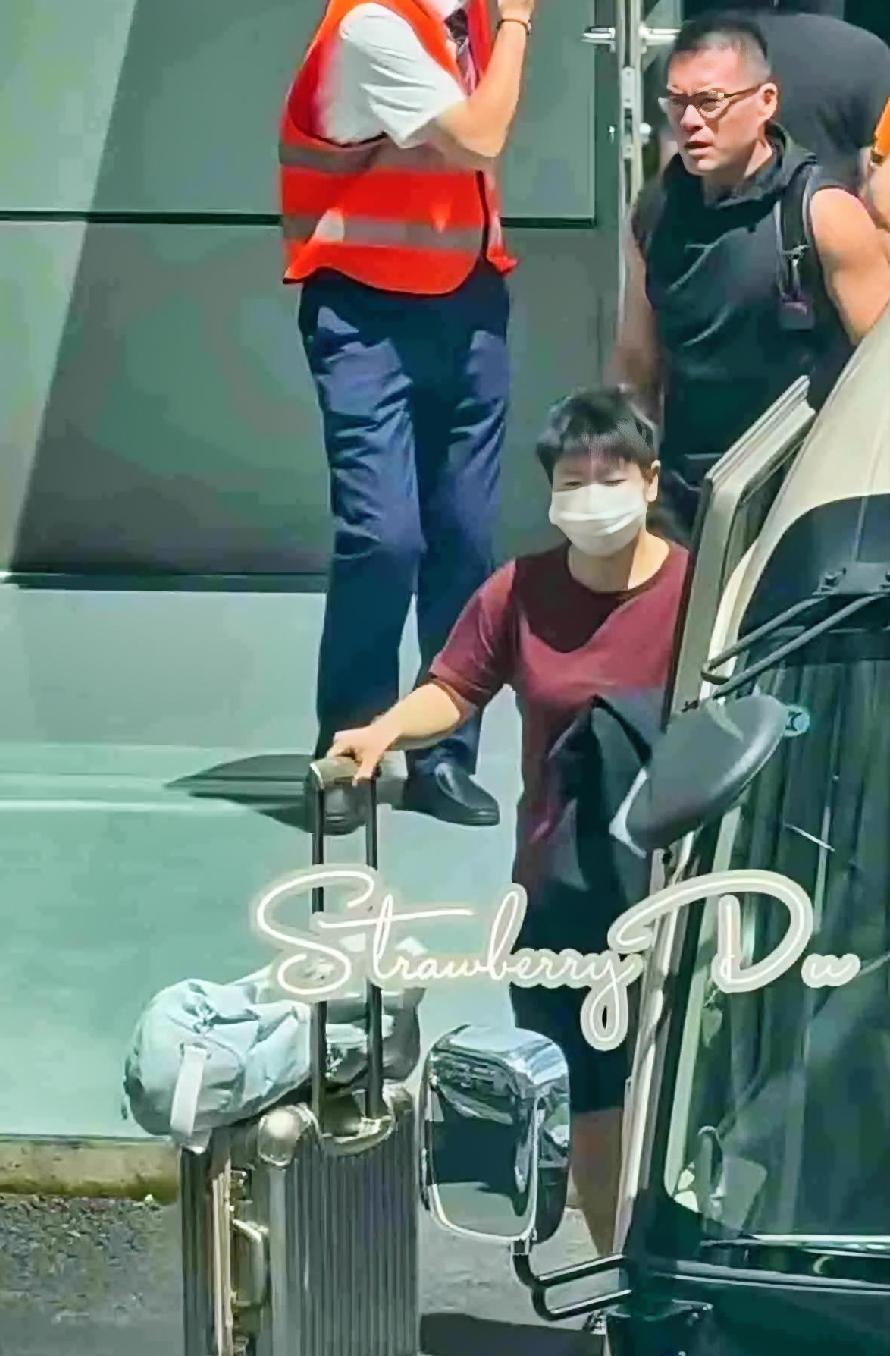 国乒顺利抵达上海，
这下终于看清楚莎莎和王队了。
莎莎穿的是枣红色的上衣，
而不