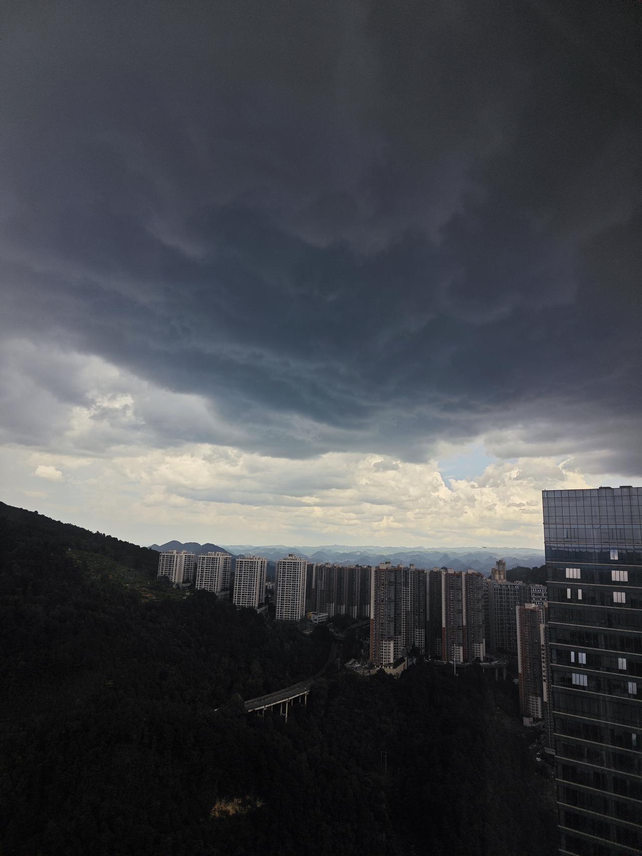 贵州的天气真的翻脸比翻书还快，转瞬之间从蓝天白云到乌云密布，从烈日到暴雨，不需要