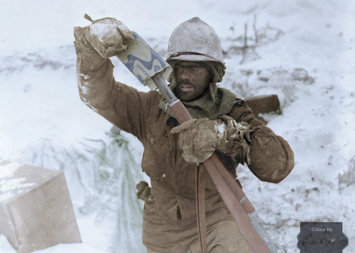 1944年12月，一名美军第99步兵师的士兵在阿登山区作战。
大家注意，他的脸上