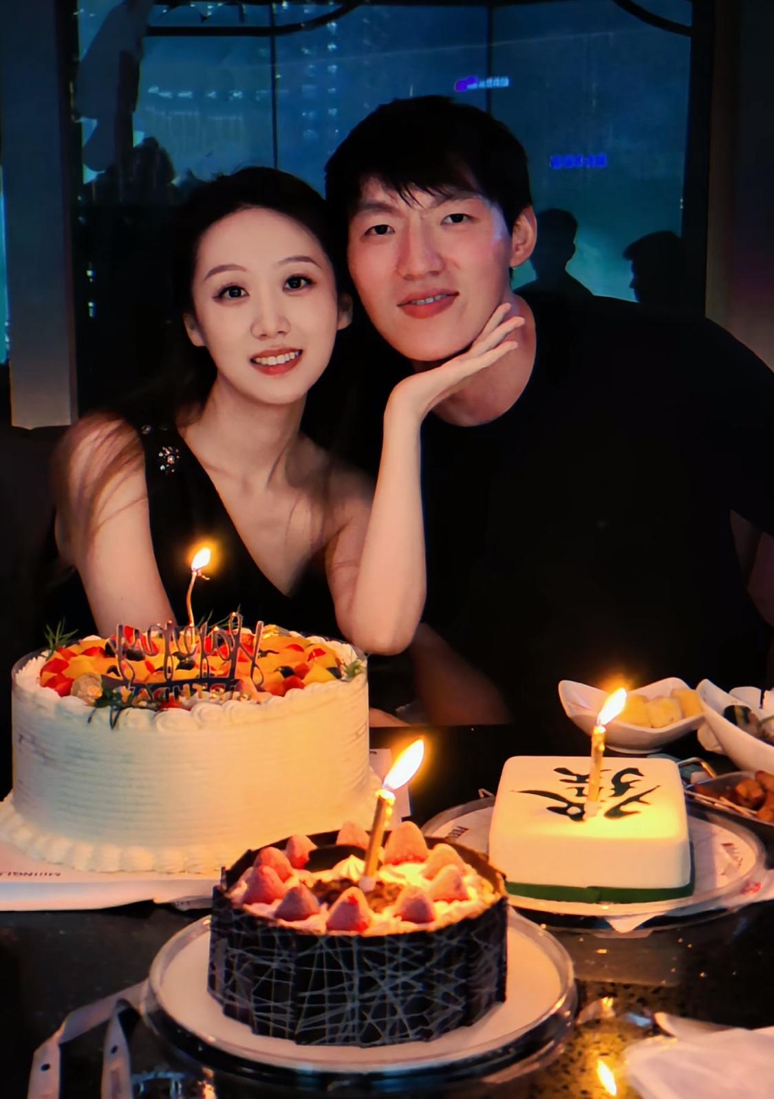 浙江稠州金租男篮球员吴前将与妻子补办婚礼，快满3岁的儿子小年糕到时将会为夫妻二人