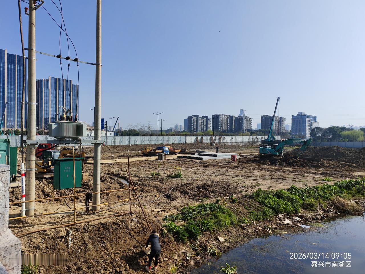 南湖新区富润路火车头文化创意街区，整体感觉搞得不错，可以说闹中取静，是休闲的好地