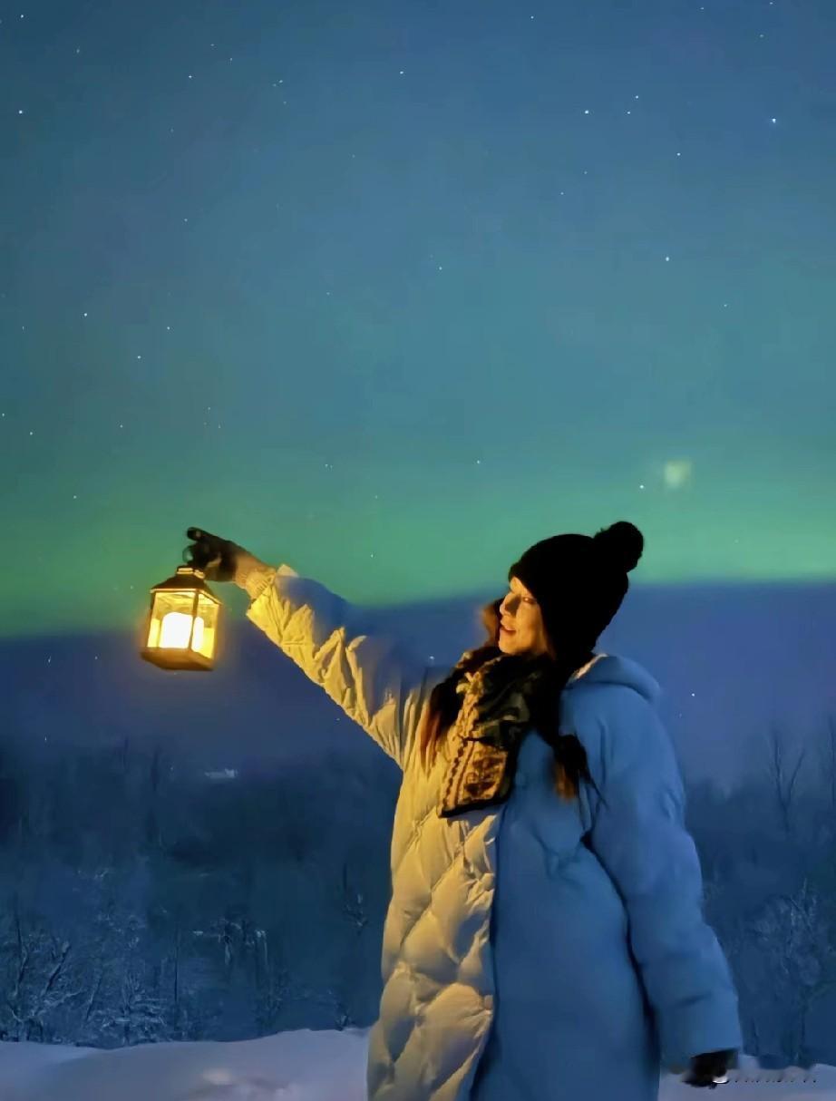 奚美丽一个去了俄罗斯，看到了心心念念的极光，我们也跟着美丽看到了这么美的风景。这