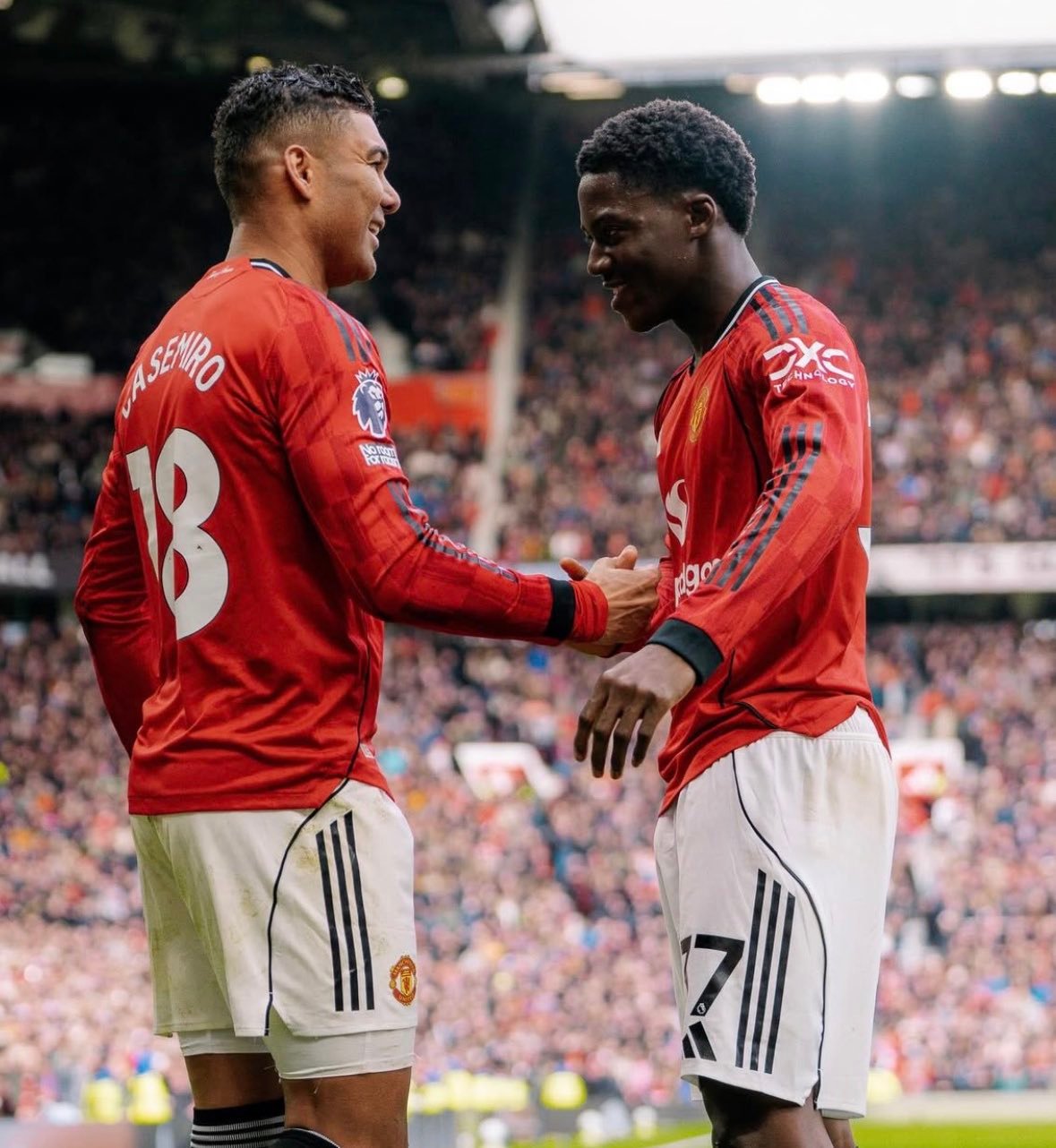 加里·内维尔：曼联今夏需要引进两名中场球员，他们去年夏窗已经重建了锋线。公平地说