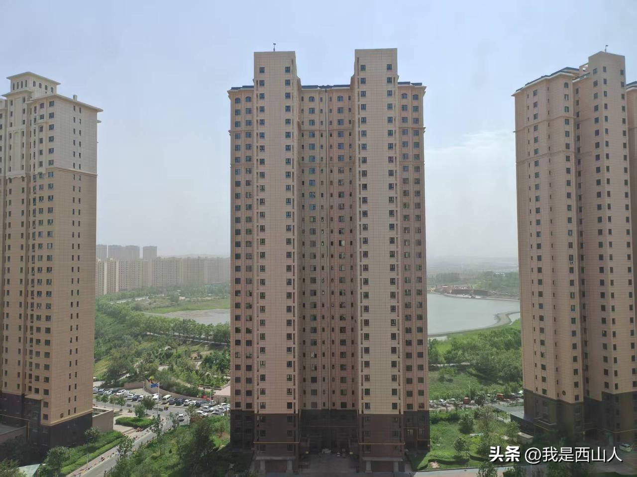 乌鲁木齐西山实拍！沙尘天气笼罩片区，能见度大幅下降
 
    粉丝今日实拍两组