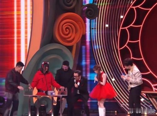湖南卫视春晚邓男子这个魔术吓死我所以最后那个观众小姐姐咋样了。这个魔术咋没头没尾