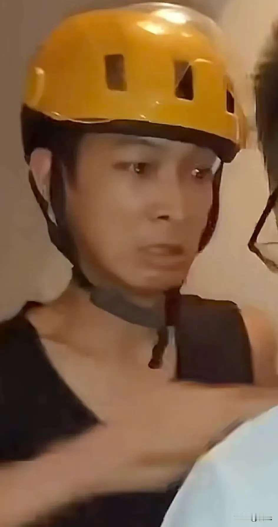 又是一起老实人被欺负的悲剧！
因为一件快递，快递小哥被投诉，当事人发A退B，快递