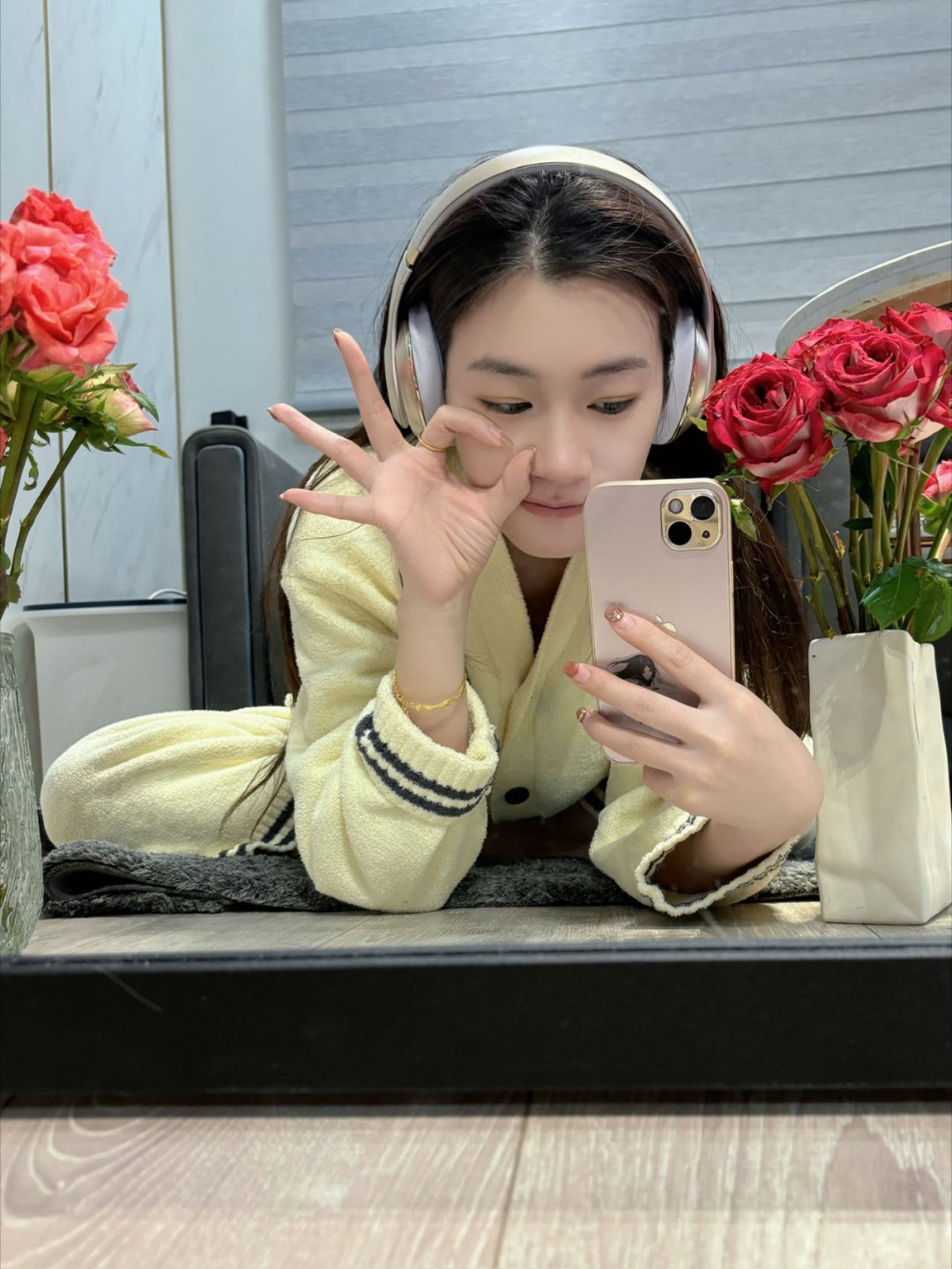 它一会趴在我的脚边咕噜一会抬头拱拱花瓣我想这就是长大的快乐吧可以有一只自己的哈基