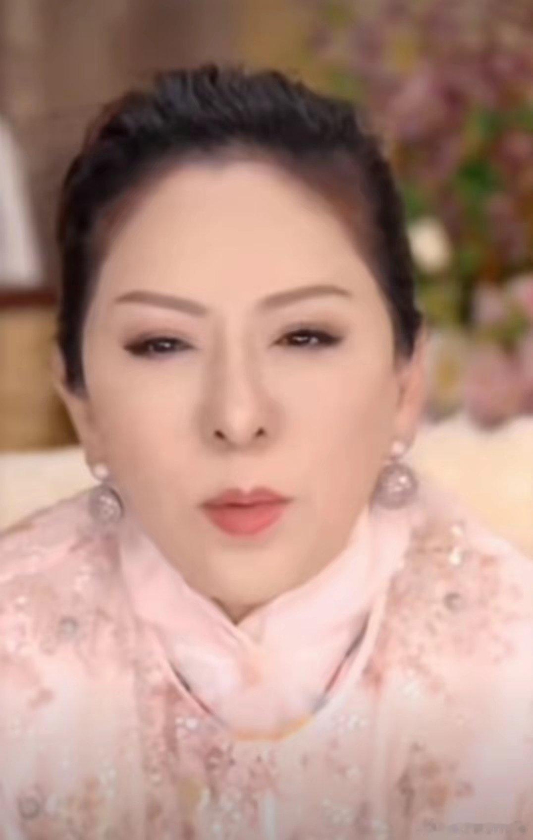 感觉娱乐圈的风向变了，现在不谈论作品，私生活反而成为了热议的焦点。就连明星也开始