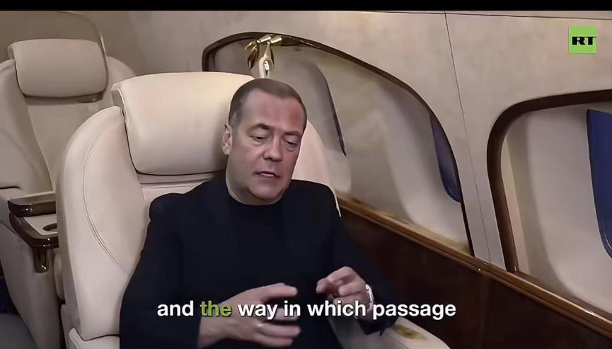 梅德韦杰夫亮相伊朗葬礼尽显硬核，一语点破伊朗制衡美国的王。哈梅内伊国葬现场，梅德