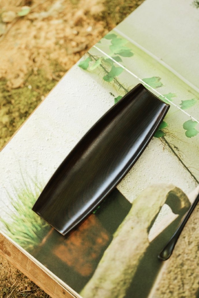 紫光檀 | 茶则质感温润、光泽柔和，透出素雅的韵味。置于茶席一侧，沉静不喧嚣。1