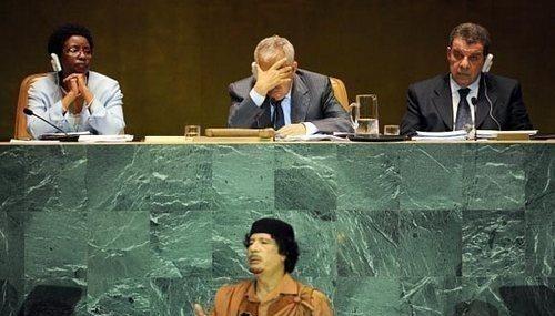 1992年联合国制裁利比亚，中国投了弃权票，卡扎菲很不满。利高官见到中国大使王厚