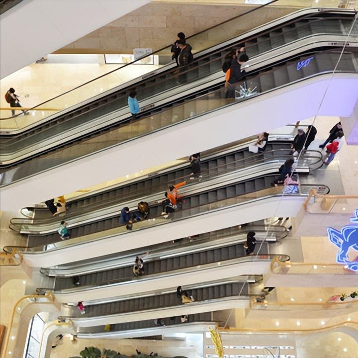 经常逛商场的人应该都不难发现一个问题：商场内的自动手扶电梯基本不是逐层递进，而非