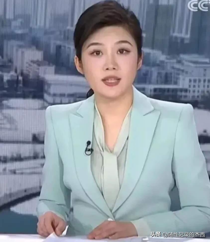 郑子可的五官越来越好看，比例好，自然流畅，端庄大方，这才是符合央视传统审美的国脸