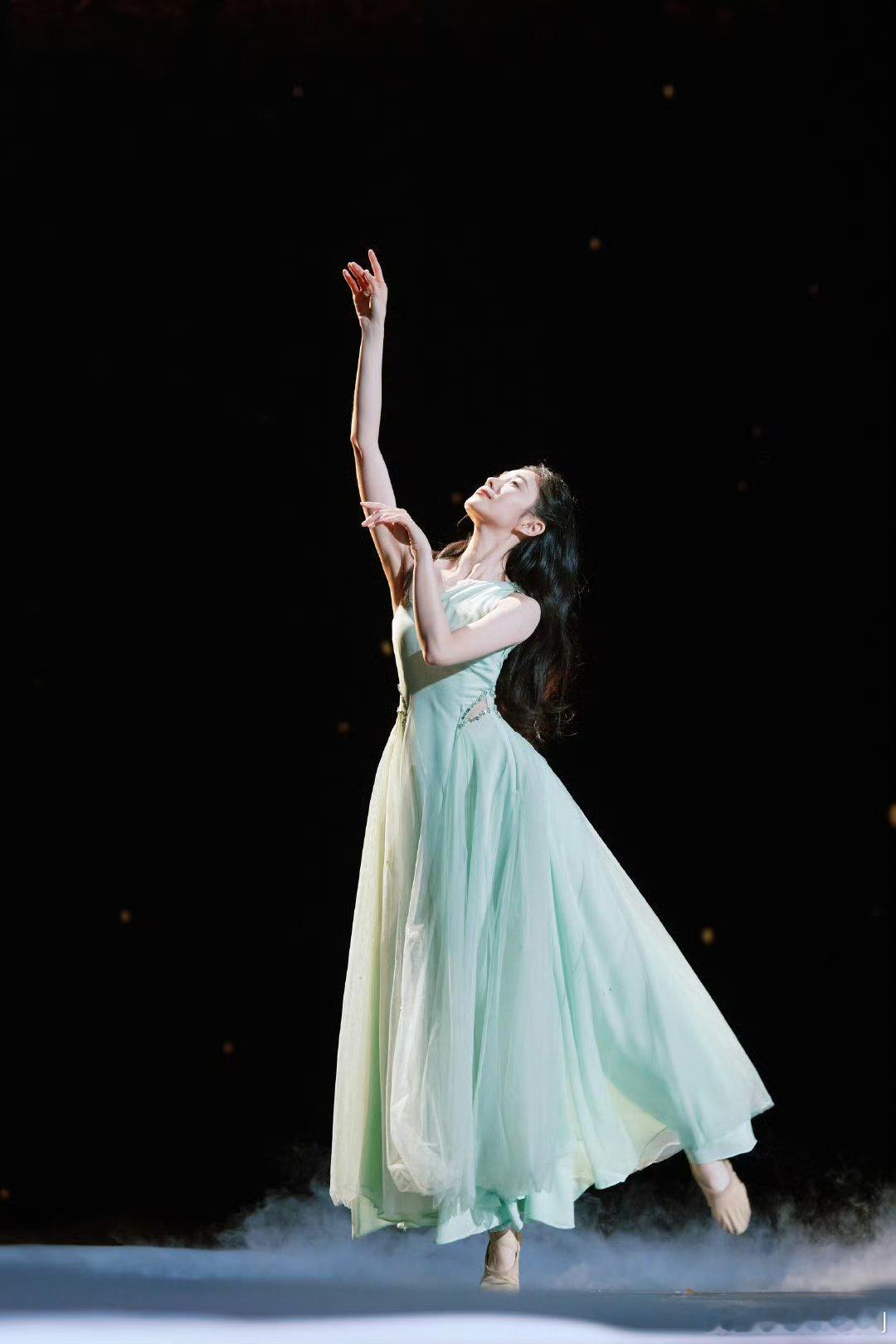 刘浩存去了张杰演唱会狠狠被惊喜到！刘浩存悄悄去看张杰演唱会，全程低调不张扬，藏得