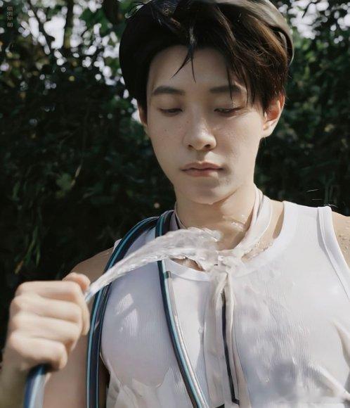 马小宇浑身上下高冷的只有外套  谁懂马小宇的反差！快190的拽哥身段，却是宠粉操