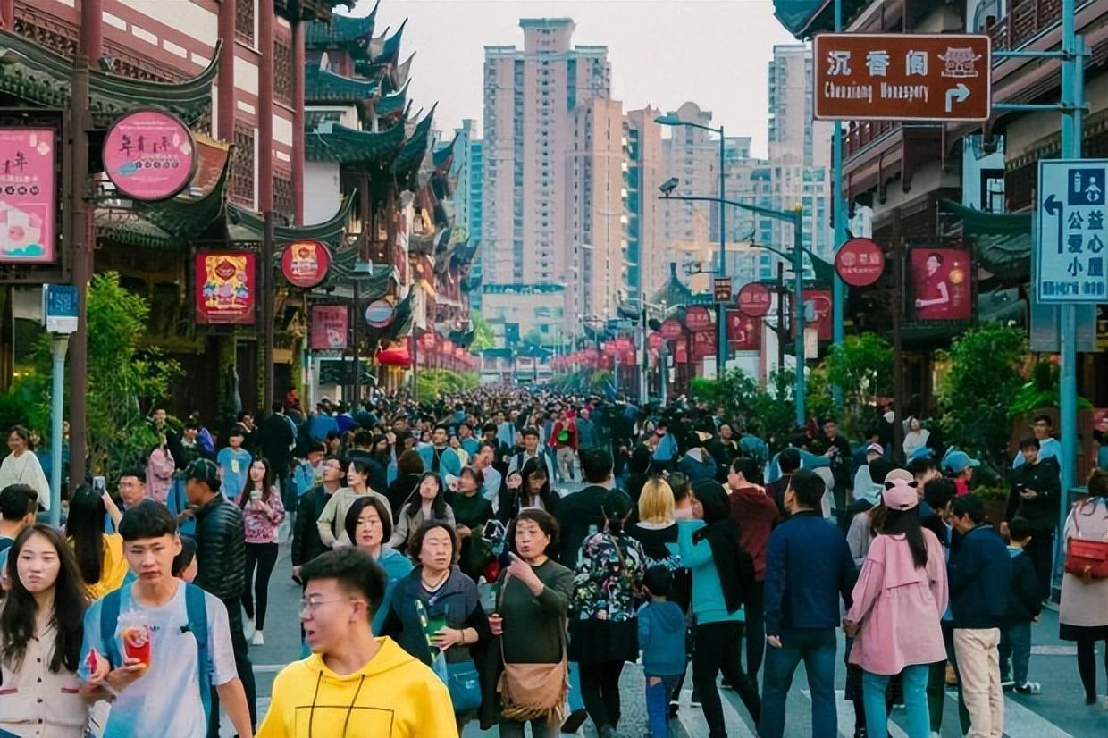 消费世界换轨，大家开始纯过日子了。

前几天见了个老朋友，他以前买奢侈品那叫一个