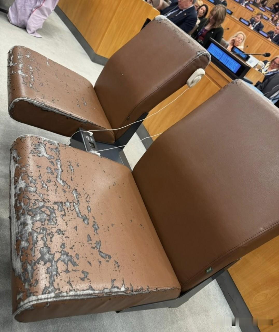 这是纽约联合国总部椅子的样子！
这张来自第一会议室的照片由塞尔吉·基斯利齐亚发布