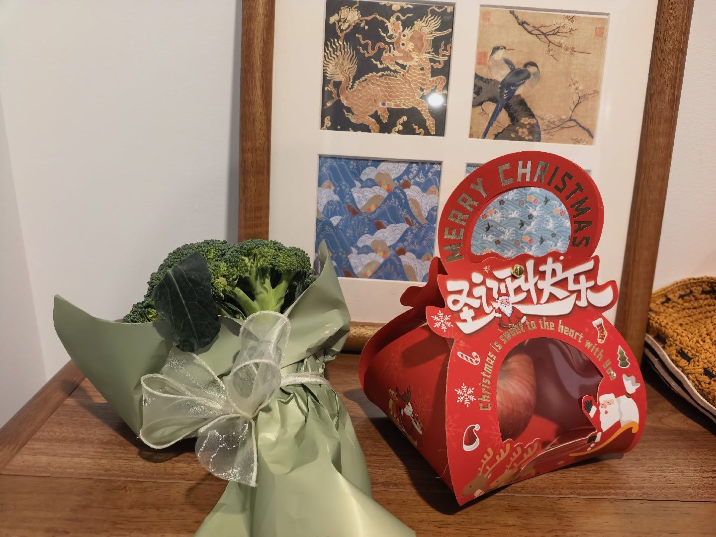 我们小区物业逢年过节都会在家门口放个小礼物，圣诞放的苹果还没拆，刚看到一颗元旦花