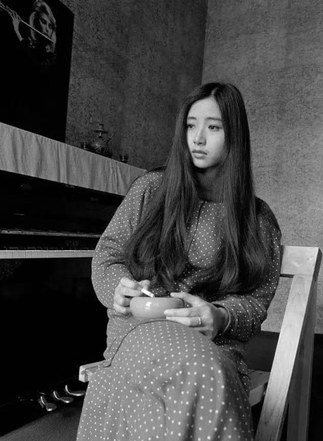 90年代，女演员易知难，一张罕见的留影，这张作品也是摄影集《我们这一代》中的经典