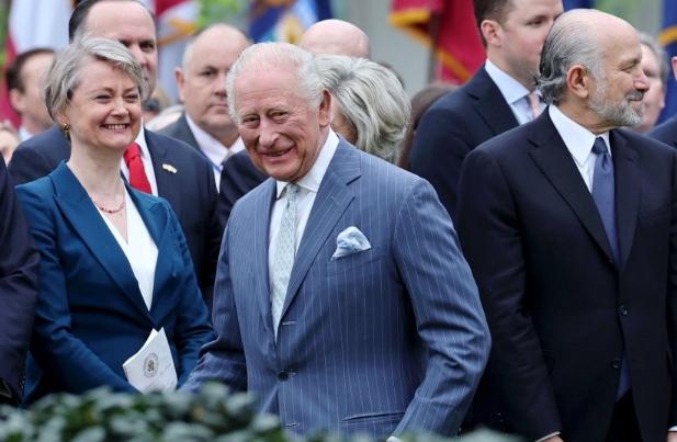 英国睡不着了，当地时间7月12日，中国驻英国大使馆公开批评英国，认为英国没有资格