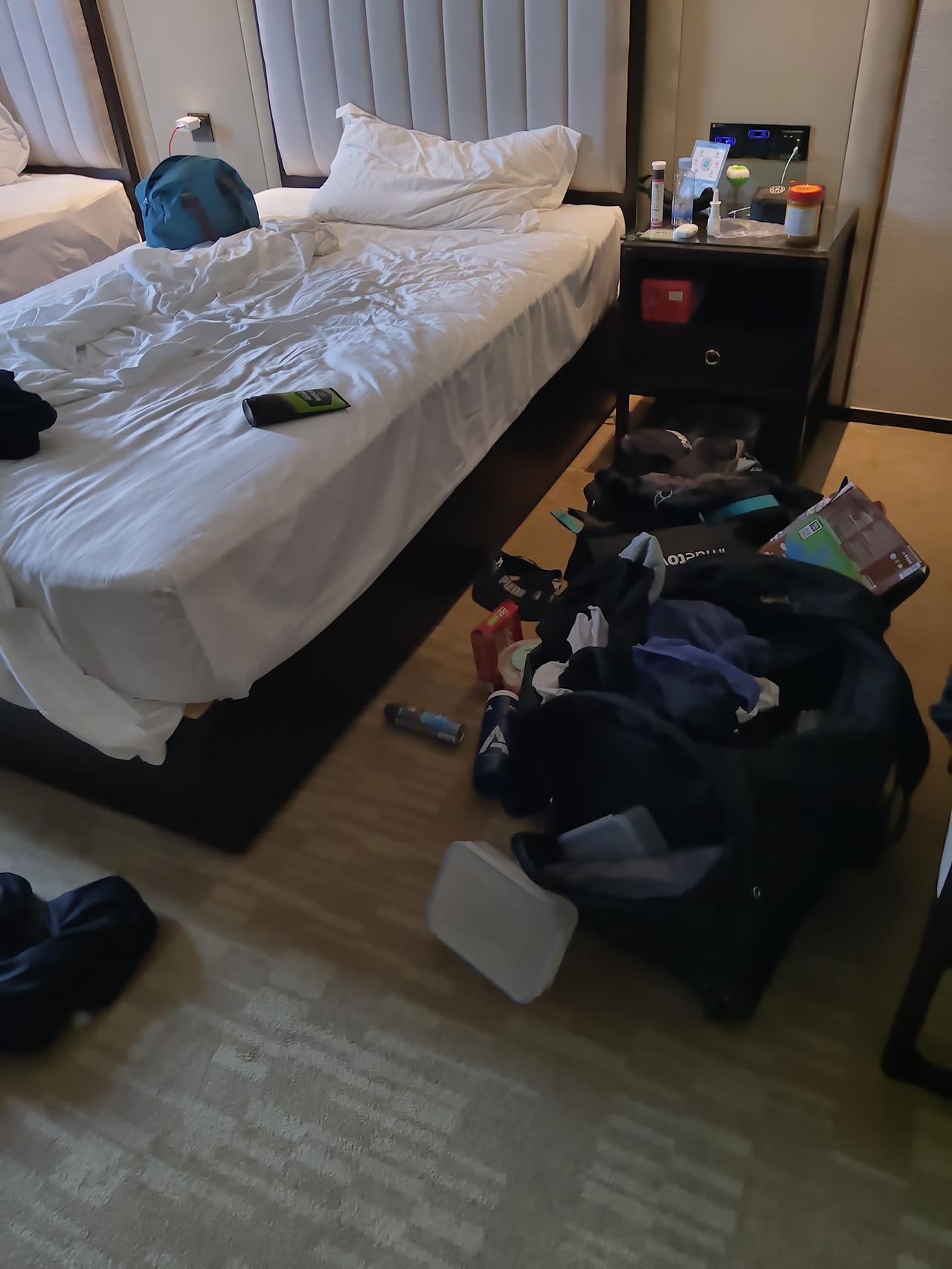 我们有位同事特别精明，半点儿亏都不肯吃，只要稍稍吃了点小亏，就会絮絮叨叨抱怨个不