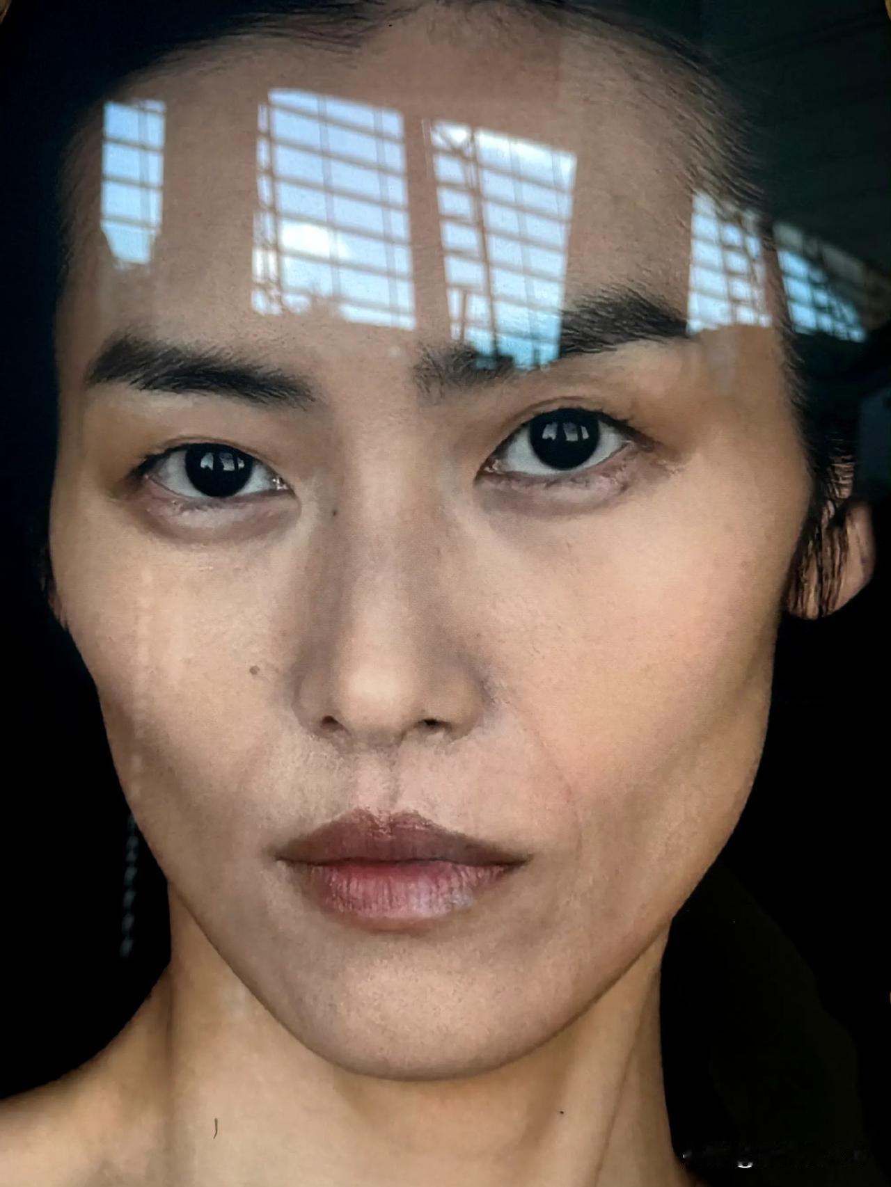 刘雯广告图，虽然很真实，气场也很强大，但是真的不好看，主要是太瘦还歪。感觉网上的
