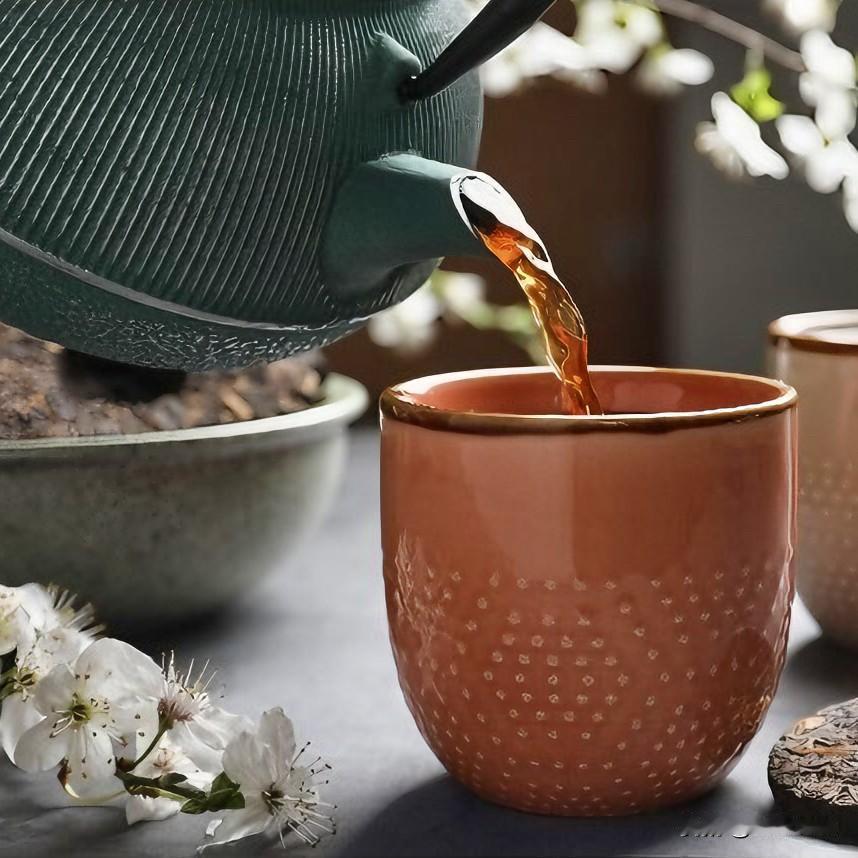 《茶道天成·排律体》
沸水倾杯翠色凝，初芽怯浪意难平。
世人唯爱浮华色，茶客方知