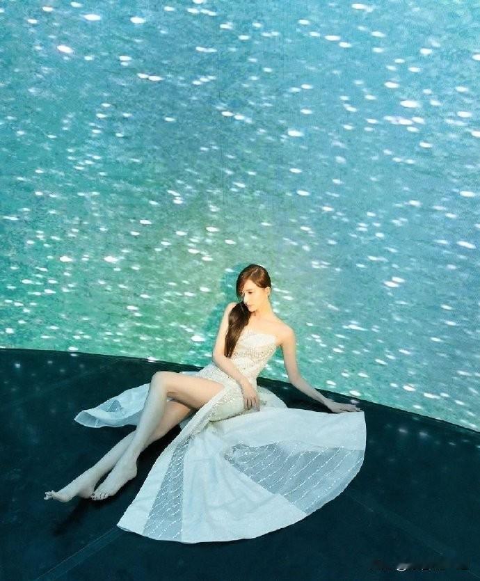3月11日，知名女星林志玲在其个人社交账号上发布了一组令人惊艳的写真照，引发了粉