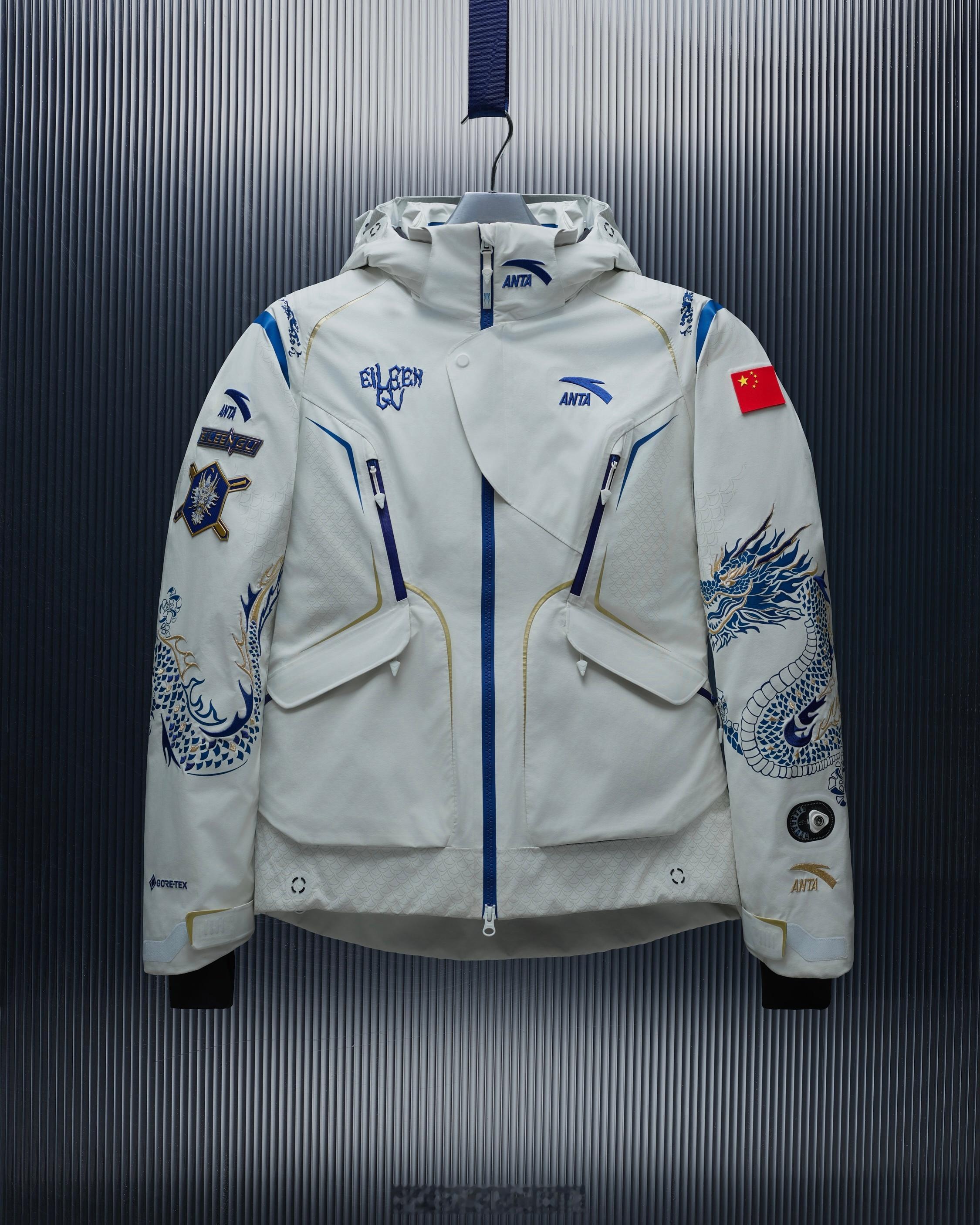 谷爱凌青花瓷龙战袍绝美谷爱凌身穿安踏青花瓷龙战袍，在米兰冬奥的坡障赛场凌空腾跃—